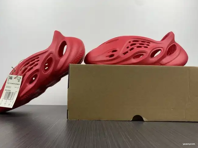 Yeezy Adidas Red Foam CW3355 0530